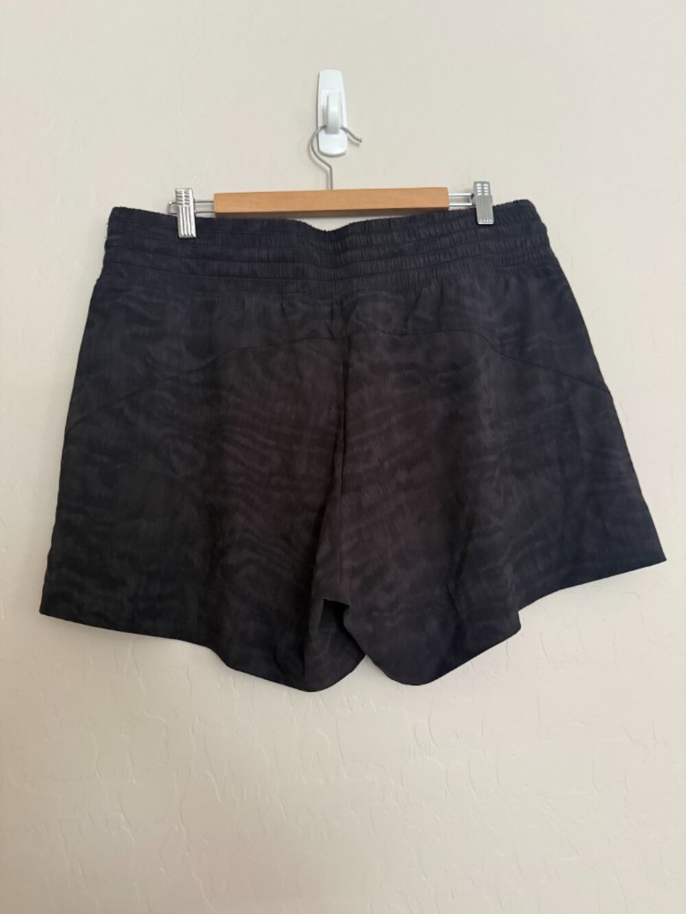 Athleta Camden Printed Short Women's Size 16 Black Gray - Picture 3 of 6
